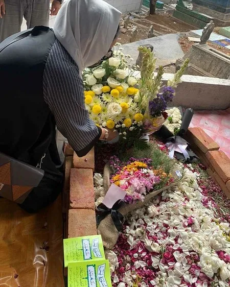 9 Potret Peringatan 100 Hari Meninggalnya Didi Kempot, Kirim Doa - Dihadiri Aktris Senior Yati Surachman