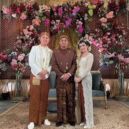 9 Potret Pernikahan Ashilla Eks Blink yang Sakral Usung Adat Jawa, Dihadiri Sederet Selebritis - Senyum Bahagia Sudah Sah Jadi Suami Istri
