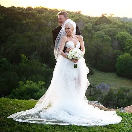 9 Potret Pernikahan Gwen Stefani dan Blake Shelton, Curi Perhatian Pakai Gaun Pengantin Cute - Sepatu Boots Bak Koboi