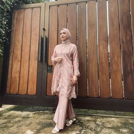 9 Potret Putri Anne Istri Arya Saloka Berhijab Usai Mualaf, Senyum Manisnya Bikin Adem - Cantik dengan Outfitnya yang Fashionable