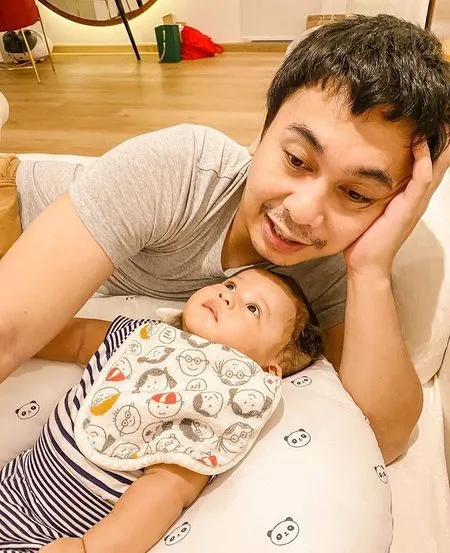 9 Potret Raditya Dika Saat Asuh Baby Aksa, Sebut Dirinya Hot Daddy