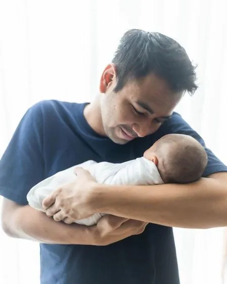 9 Potret Raffi Ahmad Momong Baby R, Merasa Masih Kaku Gendong Anak - Wajahnya Bikin Netizen Tak Sabar Lihat