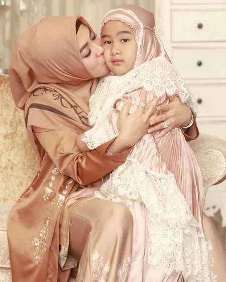 9 Potret Ratu Keponakan Syahrini yang Sekarang Sudah Besar dan Makin Cantik, Selalu Kompak Dengan Aisyahrani - Bisa Dandan Sendiri