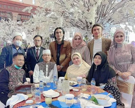 9 Potret Restu Anak Charly Van Houten yang Makin Mirip Sang Ayah, Lulusan Madrasah Ganteng Bersuara Emas