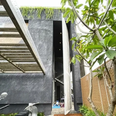 9 Potret Rumah Baru Ayudia Bing Slamet dan Ditto Percussion di Bali, Unik Bergaya Industrial - Tinggi Pintunya Capai 7 Meter