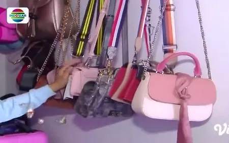 9 Potret Rumah Sederhana Putri Da Kamarnya Serba Pink Koleksi Banyak Tas Kapanlagi Com Putri da, putri da4, putri dan ridho pulang kekampung halaman di kota balikpapan, putri da4 menggelar syukuran rumah barunya. putri da kamarnya serba pink