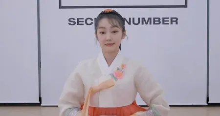 9 Potret SECRET NUMBER Pakai Hanbok, Anggun Bak Putri Kerajaan - Tetap Energik Tampilkan Lagu 'Got That Boom'