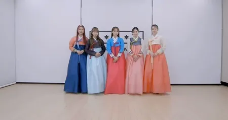 9 Potret SECRET NUMBER Pakai Hanbok, Anggun Bak Putri Kerajaan - Tetap Energik Tampilkan Lagu 'Got That Boom'