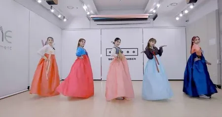 9 Potret SECRET NUMBER Pakai Hanbok, Anggun Bak Putri Kerajaan - Tetap Energik Tampilkan Lagu 'Got That Boom'