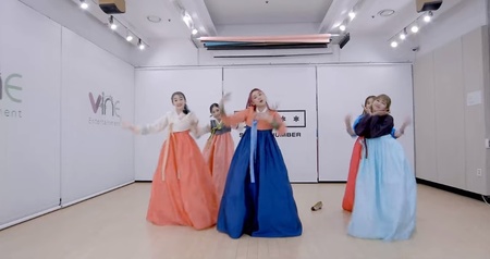 9 Potret SECRET NUMBER Pakai Hanbok, Anggun Bak Putri Kerajaan - Tetap Energik Tampilkan Lagu 'Got That Boom'