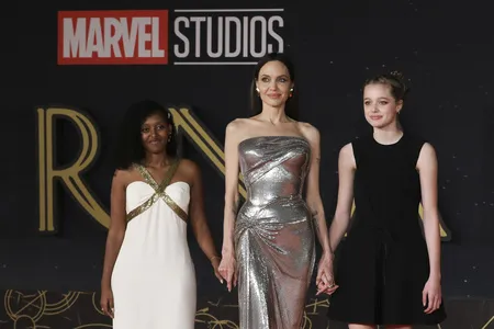 9 Potret Shiloh Putri Angelina di Red Carpet Premiere Film 'ETERNALS', Makin Cantik dengan Dress & Riasan Makeup