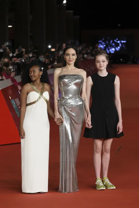 9 Potret Shiloh Putri Angelina di Red Carpet Premiere Film 'ETERNALS', Makin Cantik dengan Dress & Riasan Makeup