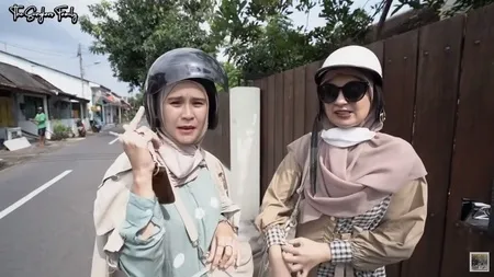 9 Potret Shireen Sungkar Dibonceng Zaskia Adya Mecca Naik Motor Keliling Yogyakarta, Lupa Lepas Helm Saat Turun