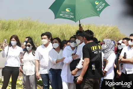9 Potret Suasana Pemakaman Henny Manopo, Amanda Manopo Menangis Terisak di Atas Makam Sambil Peluk Foto Ibunda