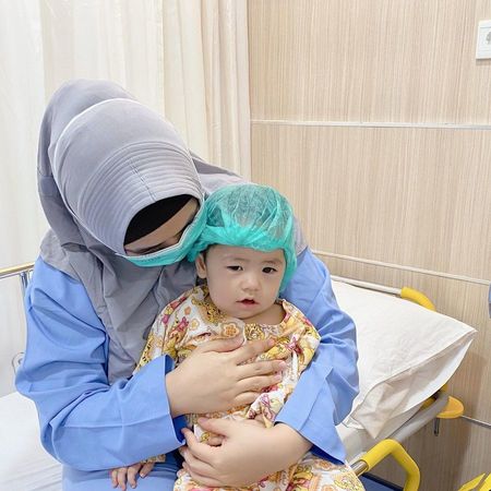 9 Potret Sulaiman Anak Oki Setiana Dewi Jalani Operasi di Usia 1 Tahun, Kondisi Kesehatan Makin Membaik - Sang Bunda Tegar Mendampingi