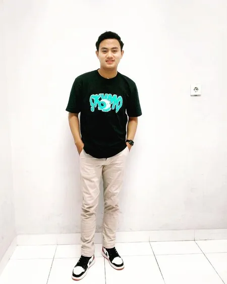 9 Potret Sulton Nawawi, Pengamen Ganteng Bersuara Emas Asal Surabaya - Berprestasi di Ajang Pencarian Bakat Campursari