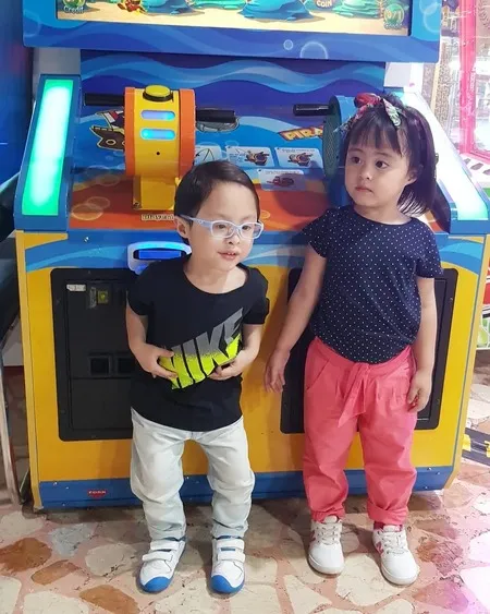 9 Potret Tatjana Dan Bima Anak Kembar Cynthia Lamusu Surya Saputra Jarang Tersorot Kini Sudah Berusia 4 Tahun Kapanlagi Com