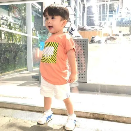 9 Potret Terbaru Abizard, Putra Selvi Kitty yang Makin Ganteng dan Menggemaskan - Sembuh dari Penyakit Langka