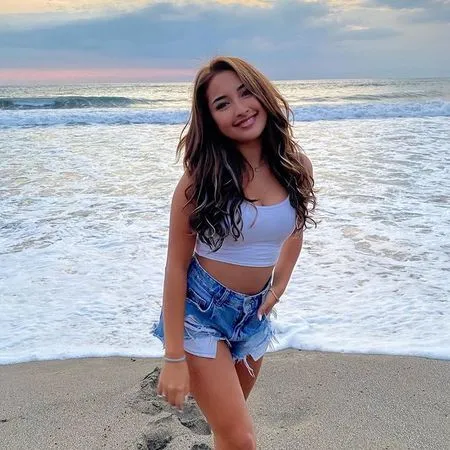 9 Potret Terbaru Jennifer Coppen, Hot Dalam Balutan Bikini - Makin Cantik dengan Kulit Eksotis