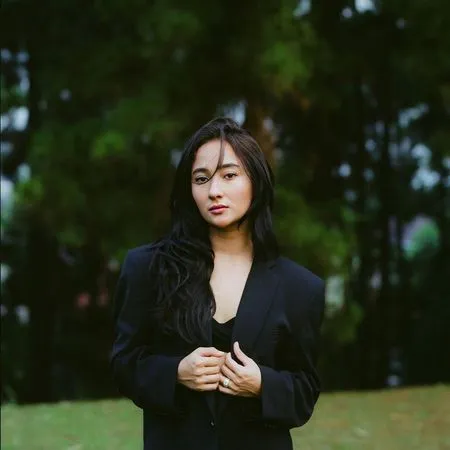 9 Potret Terbaru Naomi Zaskia, Pamer Body Goals dan Perut Rata - Gunakan Bunga Sebagai Outfit Seperti Tak Pakai Dalaman