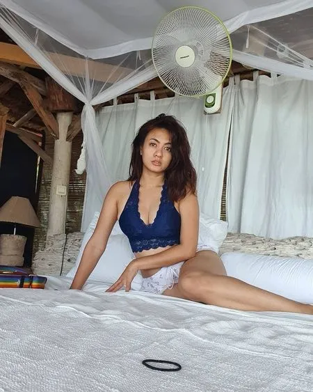9 Potret Terbaru Yeyen Lidya yang Dulunya Disebut Artis Bom Seks, Tetap Cantik dan Awet Muda di Usia 43 Tahun Bak Anak SMA - Langsing Pamer Perut Rata