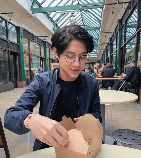 9 Potret Teuku Rassya Anak Tamara Bleszynski yang Kini Beranjak Dewasa, Miliki Senyum Menawan - Foto Bareng Ibunya Curi Perhatian
