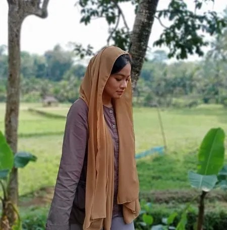 9 Potret Titi Kamal Pakai Kerudung untuk Film Horor 'MAKMUM 2', Cantik Bagai Kembang Desa