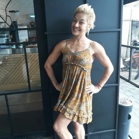 9 Potret Vicky Burki yang Meminum Air Seninya Sendiri Sejak Tahun 2004, Klaim Bikin Badan Jarang Sakit