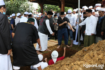 9 Potret Wajah Sedih Alvin Faiz di Pemakaman Adik Tercinta, Tak Kuasa Tutupi Rasa Kehilangan