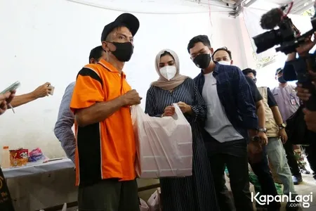 9 Potret Wajah Sedih Ashanty Melihat Rumah-Rumah Terbakar di Daerah Jakarta Pusat, Berikan Bantuan Untuk Ringankan Beban