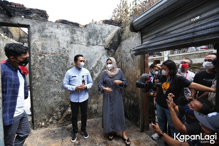9 Potret Wajah Sedih Ashanty Melihat Rumah-Rumah Terbakar di Daerah Jakarta Pusat, Berikan Bantuan Untuk Ringankan Beban