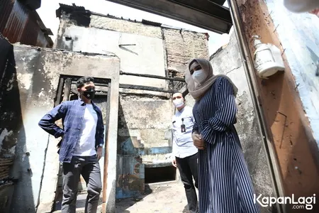 9 Potret Wajah Sedih Ashanty Melihat Rumah-Rumah Terbakar di Daerah Jakarta Pusat, Berikan Bantuan Untuk Ringankan Beban