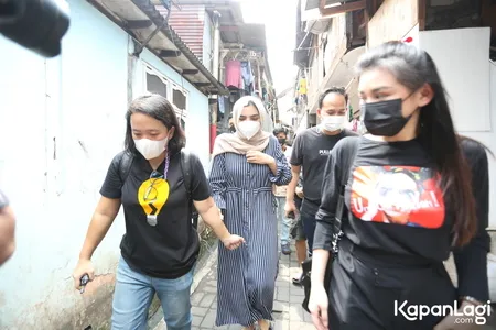 9 Potret Wajah Sedih Ashanty Melihat Rumah-Rumah Terbakar di Daerah Jakarta Pusat, Berikan Bantuan Untuk Ringankan Beban