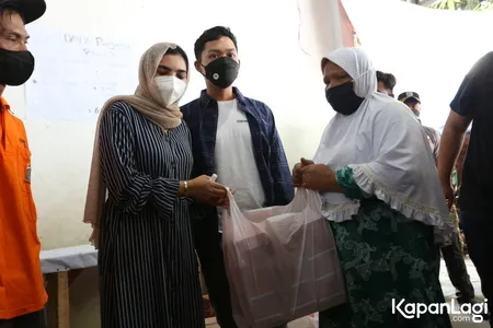 9 Potret Wajah Sedih Ashanty Melihat Rumah-Rumah Terbakar di Daerah Jakarta Pusat, Berikan Bantuan Untuk Ringankan Beban