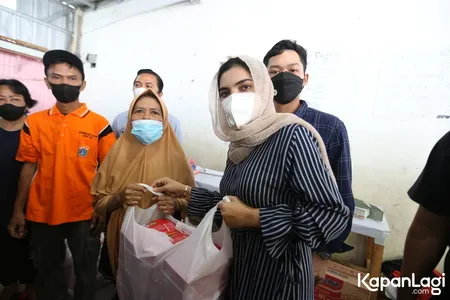 9 Potret Wajah Sedih Ashanty Melihat Rumah-Rumah Terbakar di Daerah Jakarta Pusat, Berikan Bantuan Untuk Ringankan Beban