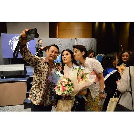 9 Tahun Menduda, 9 Potret Kabar Terbaru Sonny Tulung 'Famili 100' dan Putri Semata Wayang yang Tak Tersorot