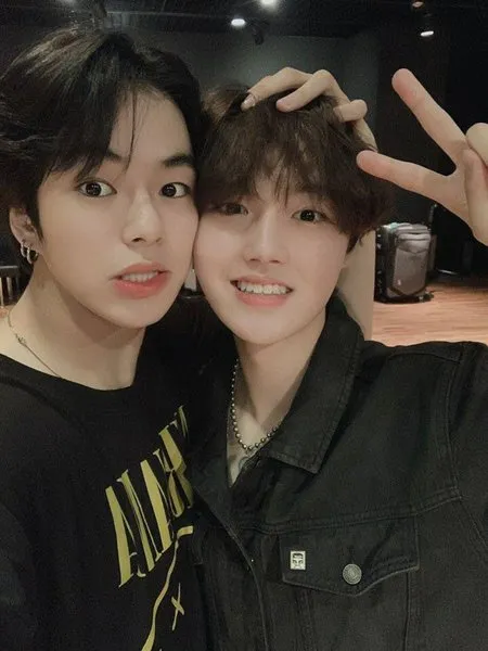Dikenal Penuh Aegyo, 8 Potret Doyoung Bareng Member TREASURE Ini Jadi Bukti Keakraban