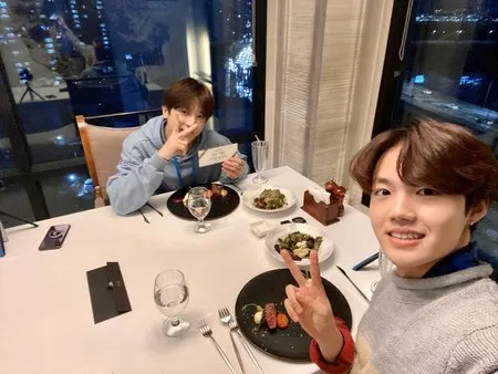 Dikenal Penuh Aegyo, 8 Potret Doyoung Bareng Member TREASURE Ini Jadi Bukti Keakraban