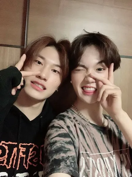 Dikenal Penuh Aegyo, 8 Potret Doyoung Bareng Member TREASURE Ini Jadi Bukti Keakraban