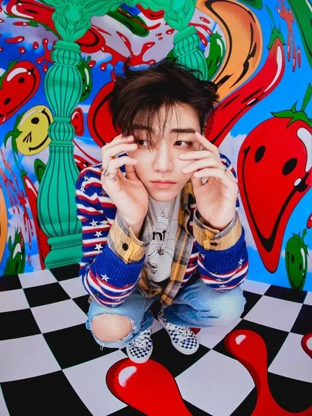 Adu Gaya 7 Idol K-Pop Cowok Pakai Cardigan yang Sama, Mana Style Favorit Kamu?