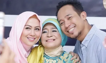 Air Mata Tak Terbendung, Denny Cagur Mengingat Momen Ibunda Tercinta Buatkan Video Ucapan Anniversary Pernikahan