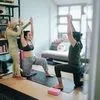 Akhirnya Hamil Setelah Menunggu Belasan Tahun, Ini 7 Potret Dea Ananda Lakukan Yoga Bersama Suami - Netizen: Perutnya Mana?