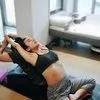 Akhirnya Hamil Setelah Menunggu Belasan Tahun, Ini 7 Potret Dea Ananda Lakukan Yoga Bersama Suami - Netizen: Perutnya Mana?