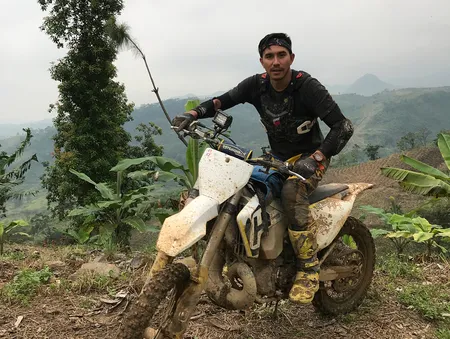 Aksi Darius Sinathrya Naik Motor Trail Keren Dan Gahar Kapanlagi Com