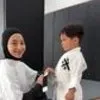 Aksi Issa Latihan Brazilian Jiujitsu, Nikita Willy Tampil Berhijab Mendampingi