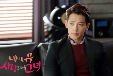 Sambil duduk santai, Rain bisa langsung bikin fans tenang hanya dengan 