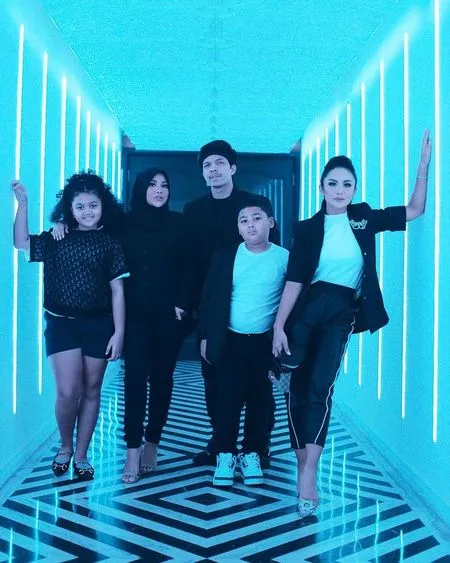 Akur Bak Saudara Kandung, 8 Potret Hangat Aurel Hermansyah dan Amora Lemos yang Kini Makin Lengket - Sama Cantiknya Mirip Krisdayanti!