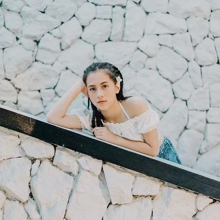 Anak Gen Z Banget! Ini 10 Foto OOTD Adhisty Zara Pamerkan Gaya Kasualnya yang Sangat Kekinian
