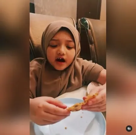 Anak Lokal Banget! Sederet Potret Arsy Hermansyah yang Doyan Makan Peyek, Tahu, Tempe, Sampai Kari Ayam
