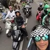 Anjasmara Asyik Sunmori Naik Vespa, Santai Nikmati Waktu Luang